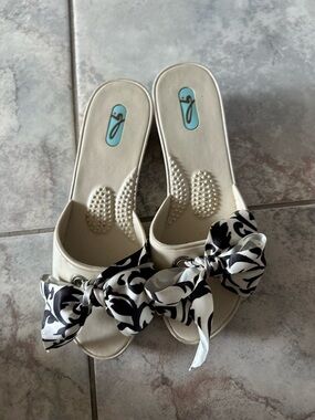 Women’s oakabee  White Slip-On Sandals with Black Bow Accent